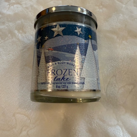 Bath & Body Works Frozen Lake Single Wick Candle โ 8 oz โ New - Picture 1 of 8